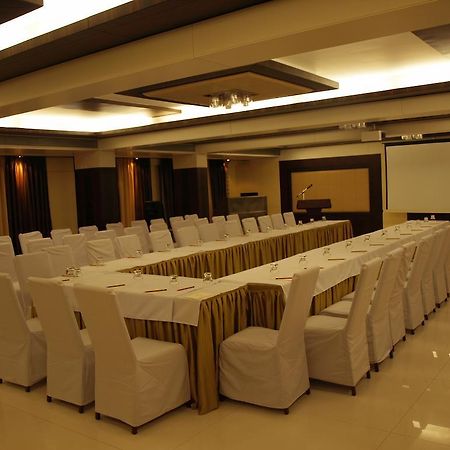 Kapila Business Hotel Pune Exteriör bild