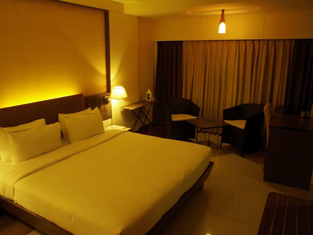 Kapila Business Hotel Pune Exteriör bild
