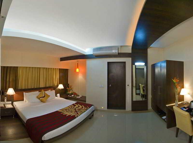 Kapila Business Hotel Pune Exteriör bild