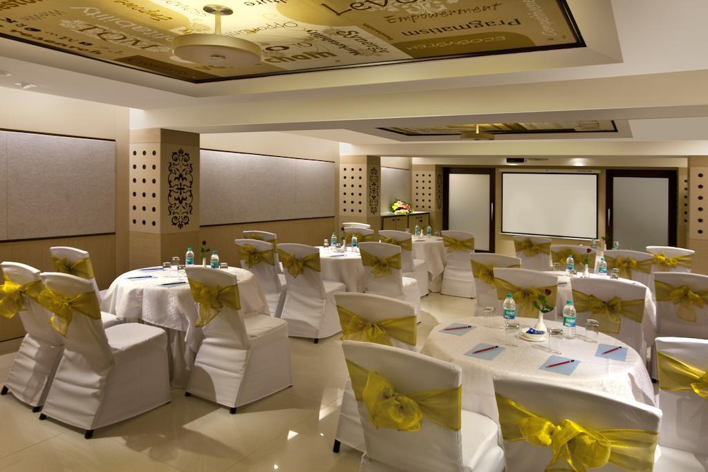 Kapila Business Hotel Pune Exteriör bild
