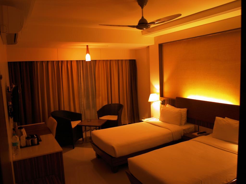 Kapila Business Hotel Pune Exteriör bild