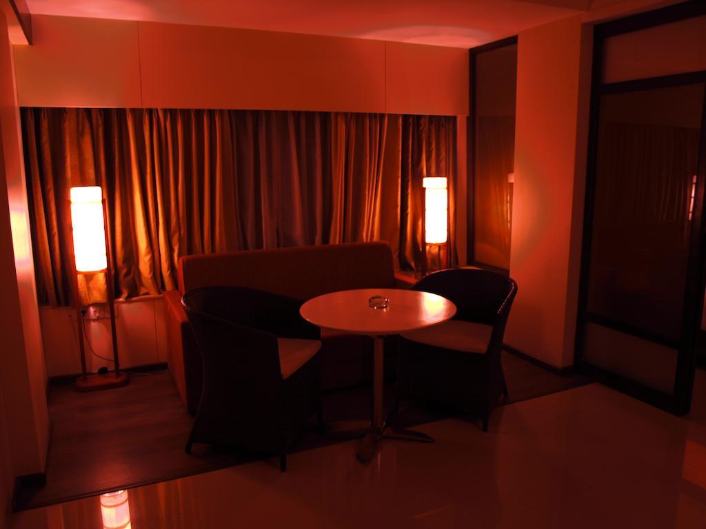 Kapila Business Hotel Pune Exteriör bild