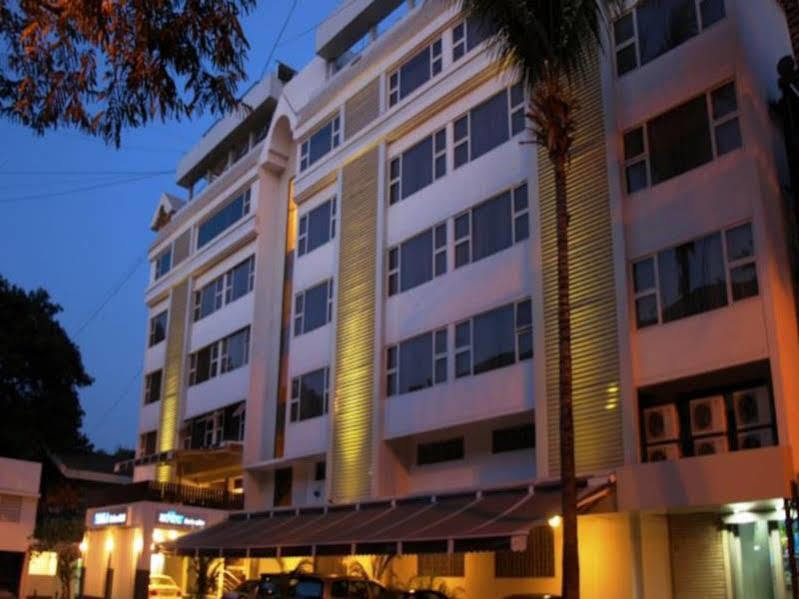 Kapila Business Hotel Pune Exteriör bild