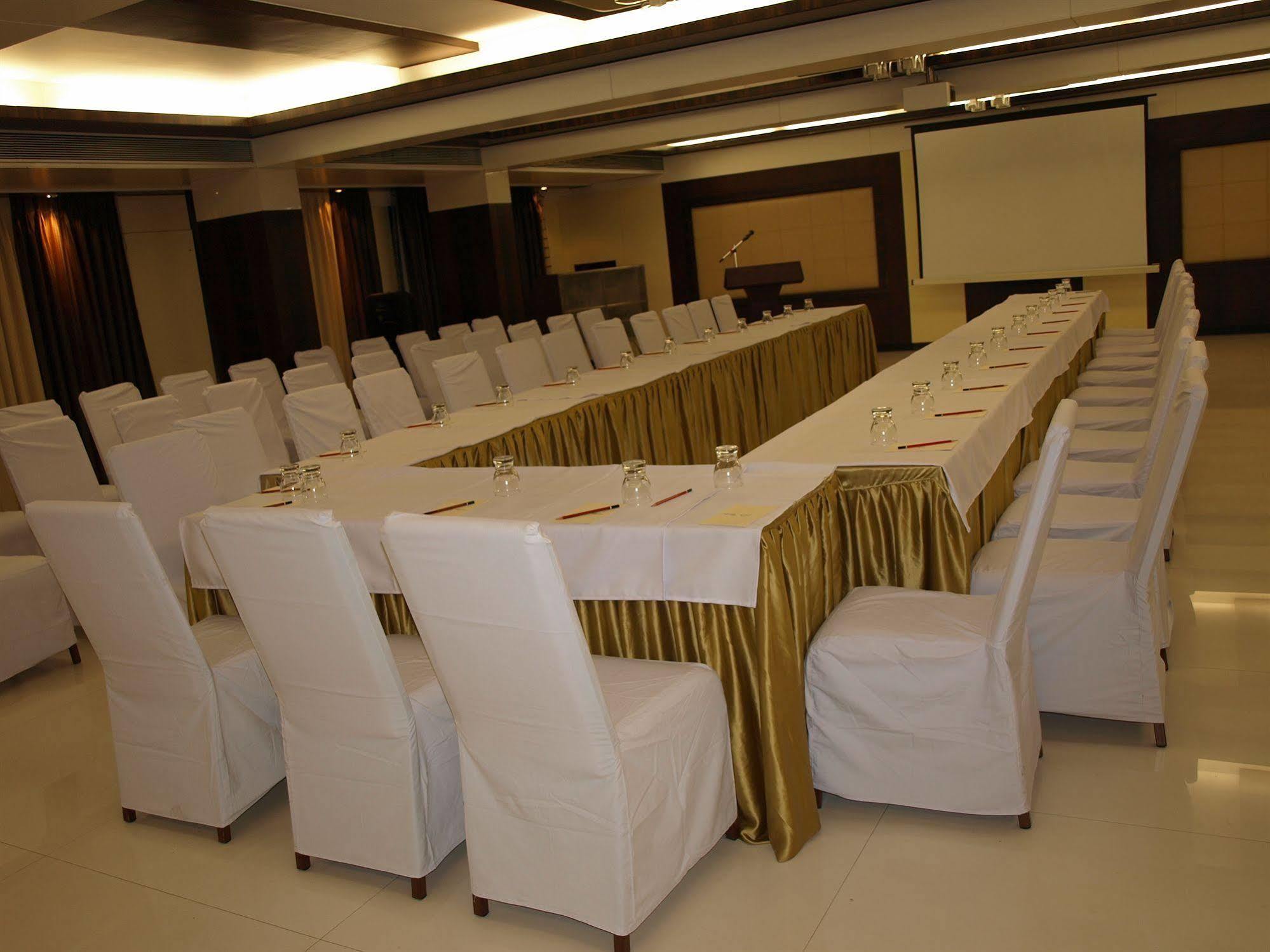 Kapila Business Hotel Pune Exteriör bild