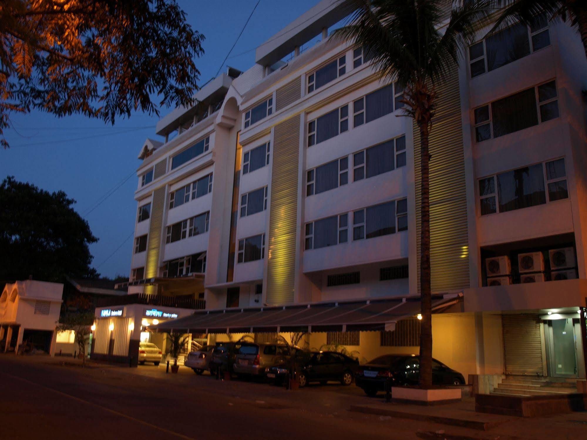 Kapila Business Hotel Pune Exteriör bild