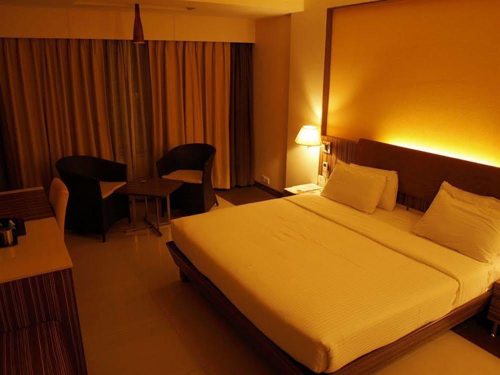 Kapila Business Hotel Pune Exteriör bild