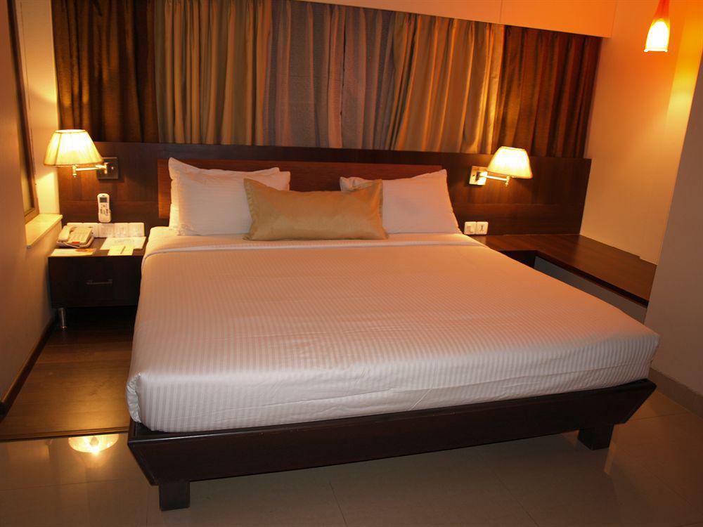 Kapila Business Hotel Pune Exteriör bild